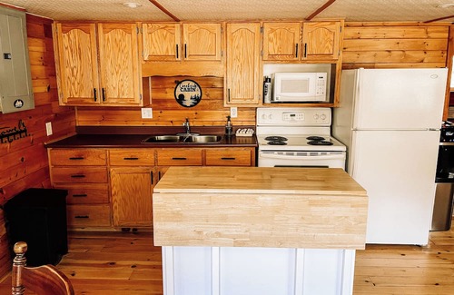Goshen Cottage | Quiet Fundy Cabin Getaway - Hot Tub Retreat - Dog Friendly Escape - 25k to Fundy