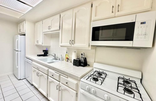 Fountain Valley Condo | Resort Style Home near Beaches & Disneyland