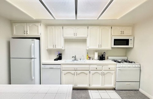 Fountain Valley Condo | Resort Style Home near Beaches & Disneyland