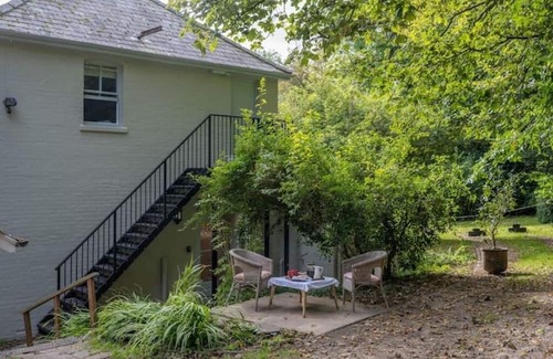 Shrewton Apartment | The Annexe - Charming 1 bedroom near Stonehenge
