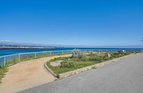 Westside Santa Cruz Apartment | Modern Santa Cruz Studio Near Beach + Hot Tub