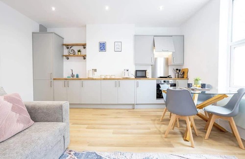 Walkden Apartment | NEW! Pristine Flat, Ideal for Business, Sleeps 4!