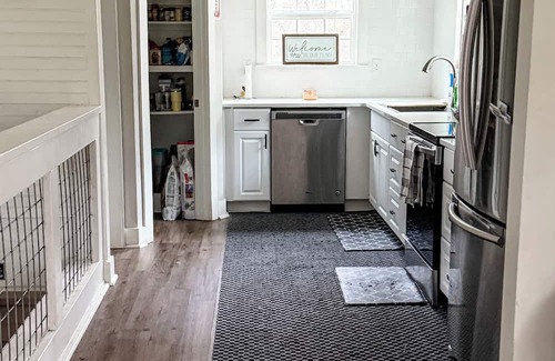 Fairview Cottage | Spacious 5-bedroom cottage in fabulous Fairview with WiFi, AC