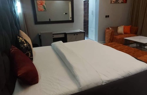 Ikeja Apartment | Luxurious 3Bedroom Shonibare Estate