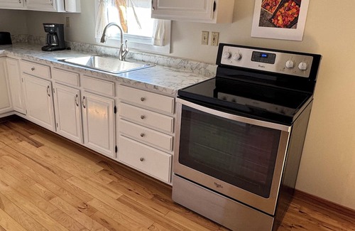 Lawrence Other | Sunflower/Mushroom Farmhouse just 6 minutes from Lawrencen"Wakarusa Valley Farm"