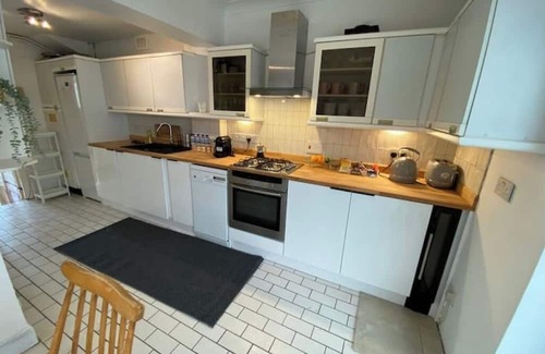 Mill Hill House | Cheerful 3.5 bed house in mill hill London