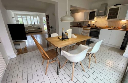 Mill Hill House | Cheerful 3.5 bed house in mill hill London