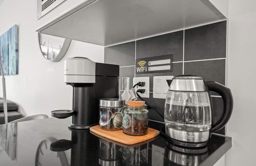 Gastown House | Luxury 3 Bedroom Townhome in Downtown Vancouver with Rooftop Patio
