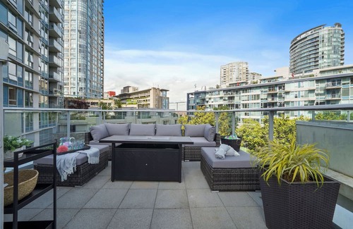 Gastown House | Luxury 3 Bedroom Townhome in Downtown Vancouver with Rooftop Patio