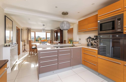 Broughton House | Perfect family getaway in the stunning Test Valley with a swimming pool!