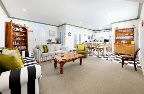 Albury House | Elegant Englehardt Villa - Gorgeous two bedroom townhouse in central Albury