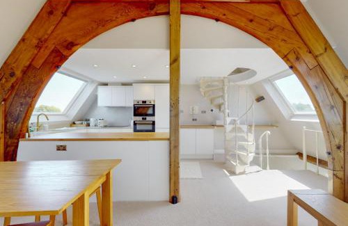 Ravenscourt Park Apartment | Modern 3 Bed Duplex near Stamford Brook Station