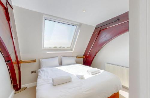Ravenscourt Park Apartment | Modern 3 Bed Duplex near Stamford Brook Station