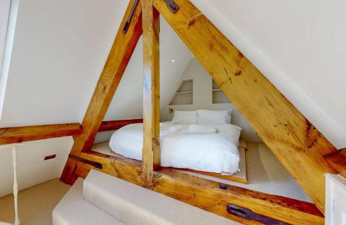Ravenscourt Park Apartment | Modern 3 Bed Duplex near Stamford Brook Station