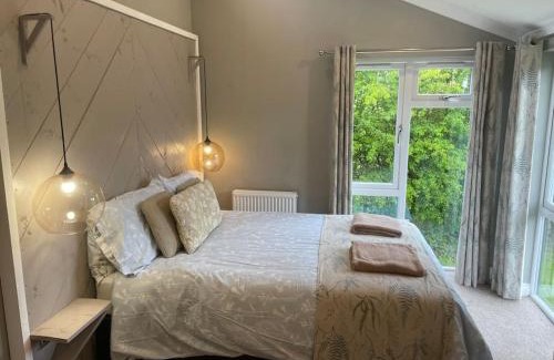 Holton Le Clay House | Luxury Lakeside Lodge 2