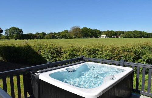 Holton Le Clay House | Luxury Lakeside Lodge 2