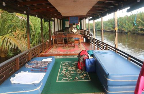 Kumai Boat Rental | Orangutan Kelotok Houseboat for 6 person