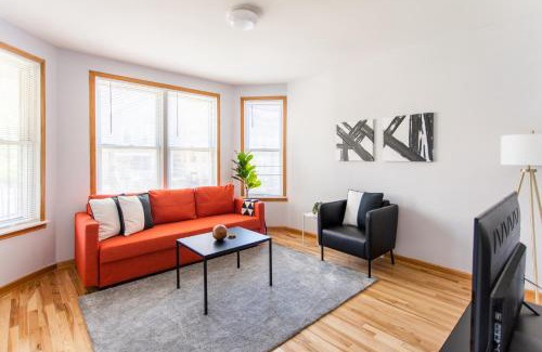 Logan Square Apartment | Cozy and Comfy Condo Near Wrigley | Cubs | Logan Square HL1