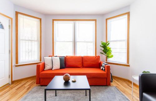 Logan Square Apartment | Cozy and Comfy Condo Near Wrigley | Cubs | Logan Square HL1