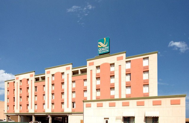 Econo Lodge Inn & Suites