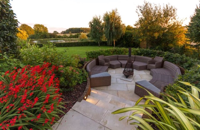 Outstanding 5 en-suite bedroom home with Gym, Steam room, bar, lake view garden