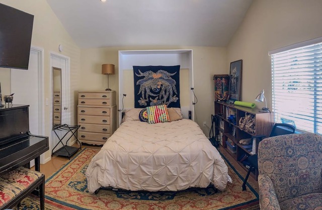 Cozy studio with AC and WiFi in charming Santa Clarita