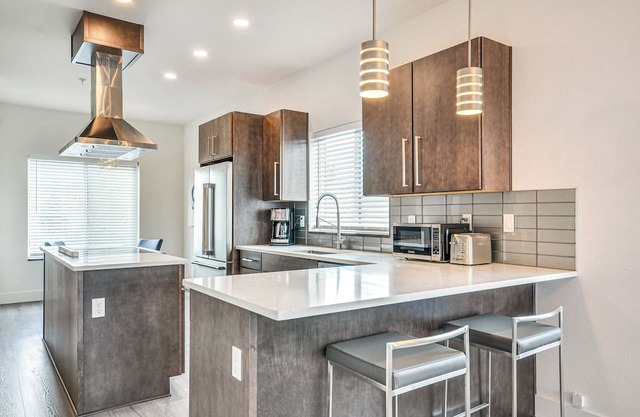 Oregon Retreat w/Balcony: Steps to Columbia River