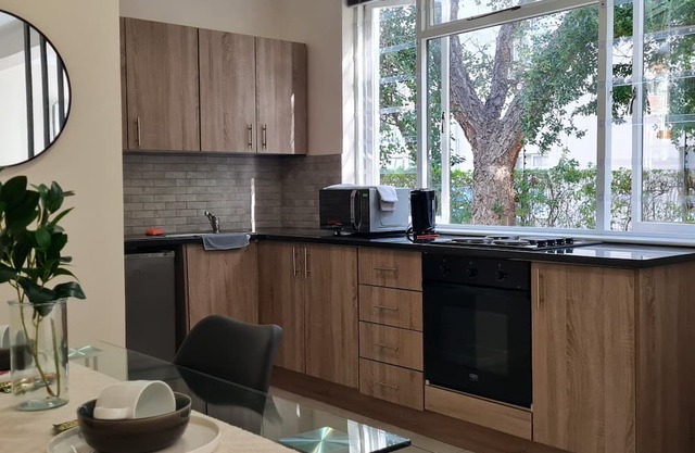 Green Oasis apartment nestled among tall trees- extra length bed, queen size