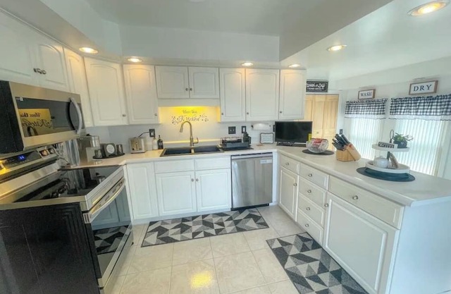 Beautiful 2nd Floor Cozy 2 Bedroom Unit with game room.