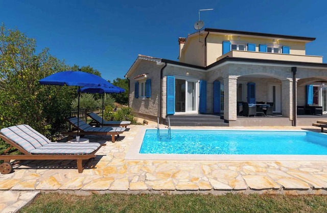 Villa with pool and air conditioning