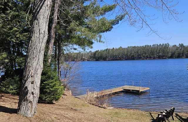 Cozy waterfront cottage on Lower Post Lake. Family- friendly.
