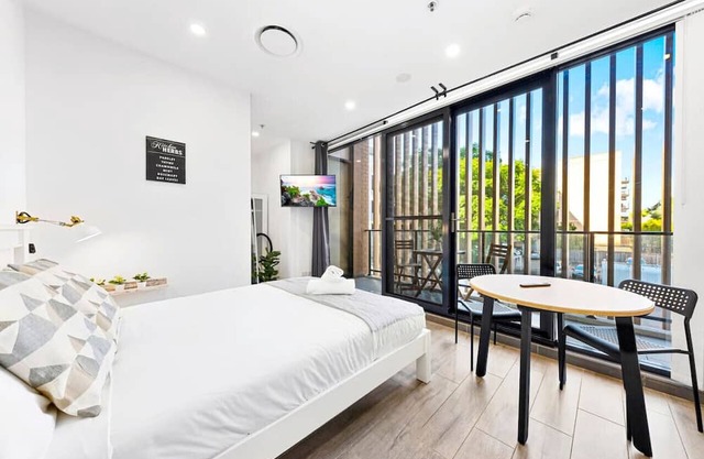 Burwood 1Br steps to Train Station/Shopping