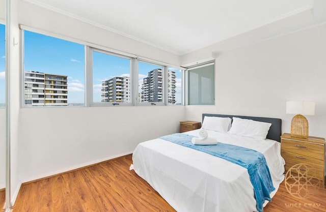 Steps to Train&Shopping with Pool for 6ppl Burwood