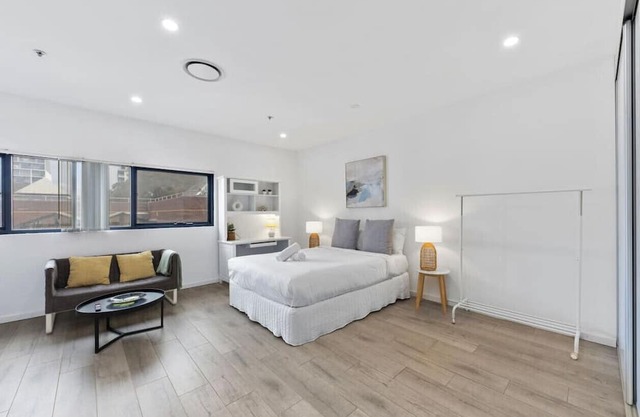 Burwood 1Br studio nearTrain Station/Shopping