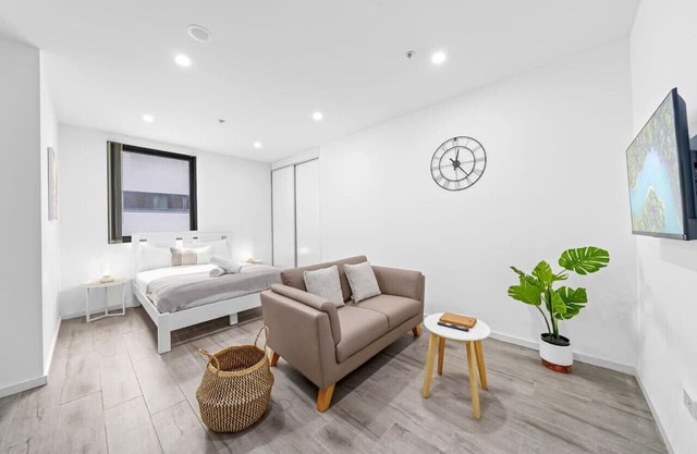 Burwood 1Br apt nearTrain/Shopping street parking