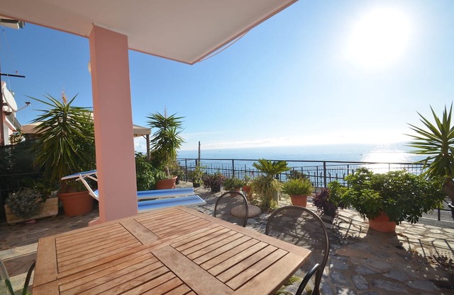Comfortable vacation apartment with large dream terrace, directly by the sea