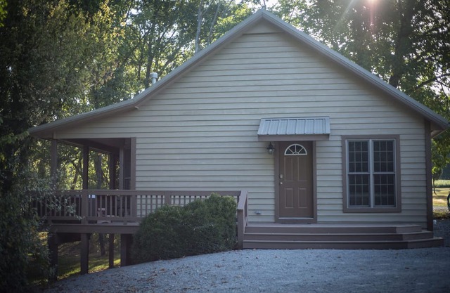 Hot Tub Cabin- In the Heart of Shawnee Wine Trail