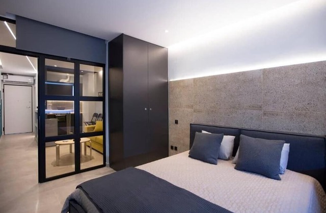 City Center Modern Renovated Apartment