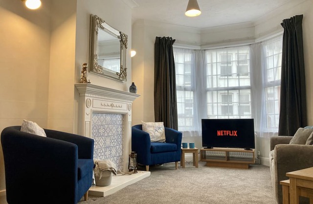 3 bedroom house fast wifi, smart tv's and garden