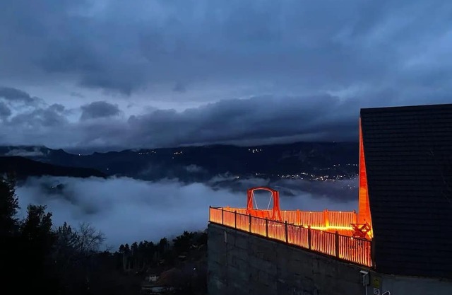 Dağ evinde her şeyden, herkesten uzakta.