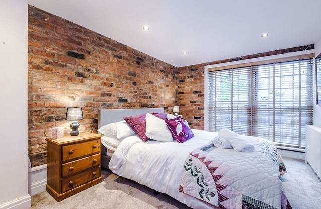 Country 4-bed house with views