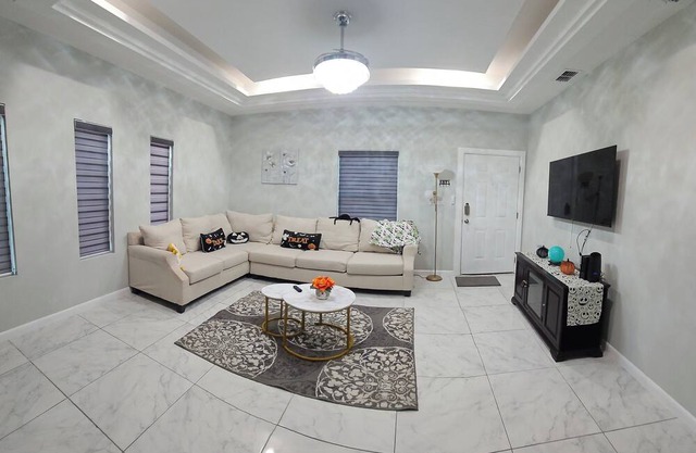 Beautiful 2 bed apartment Near Everything