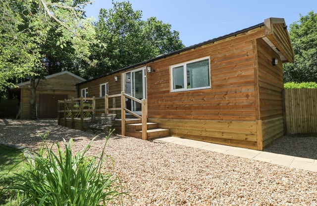 ORCHARD LODGE, pet friendly, with a garden in Bolney