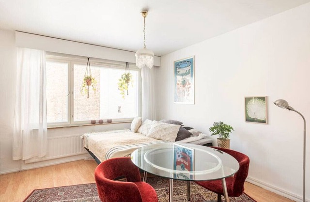 Central & Hip w King Bed, 50m tram & bus, Netflix
