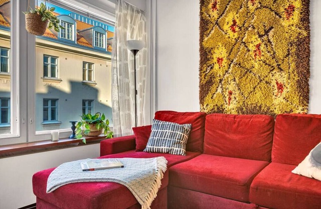 Hip & Vibrant w/ Balcony, Netflix, 200m tram/bus