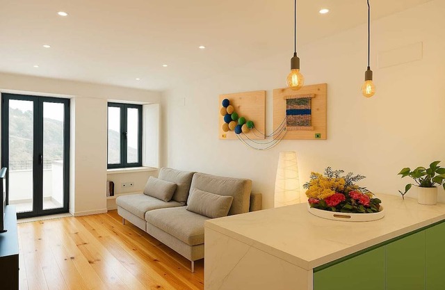 Apartment in the former working-class neighborhood linked to the wool industry. The bright living room and decor featuring burel pieces evoke the city's history. A fully equipped kitchen, two comfortable bedrooms, and ensure an autentic stay.