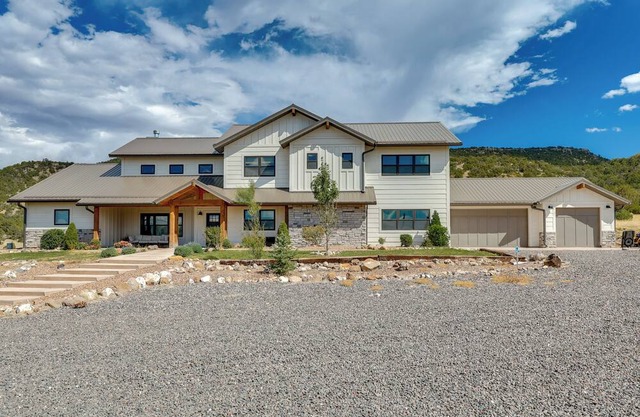 Nat'l Forest Access & Mtn Views: Family Eagar Home