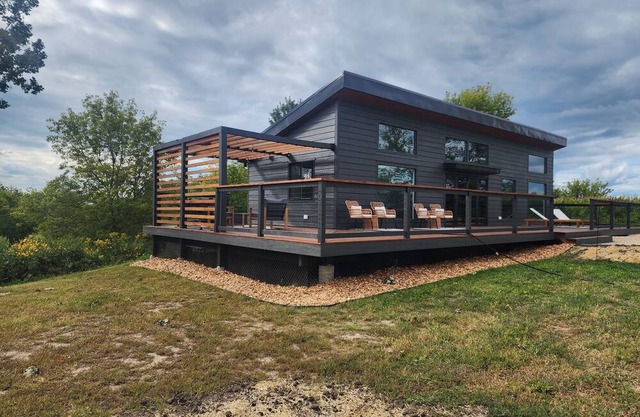 Secluded Modern Cabin with Bluff Views, Hot Tub, Fire Pit.