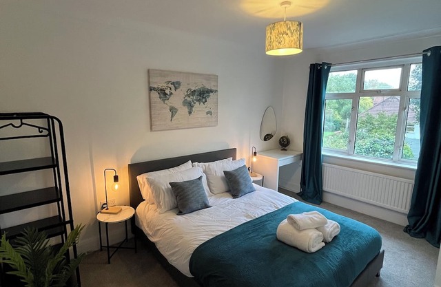 Cosy 2 Bed Maisonette near Heathrow & Windsor