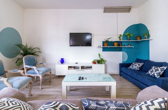 Spacious Apartment with walking distance to Americana and GDL Downtown